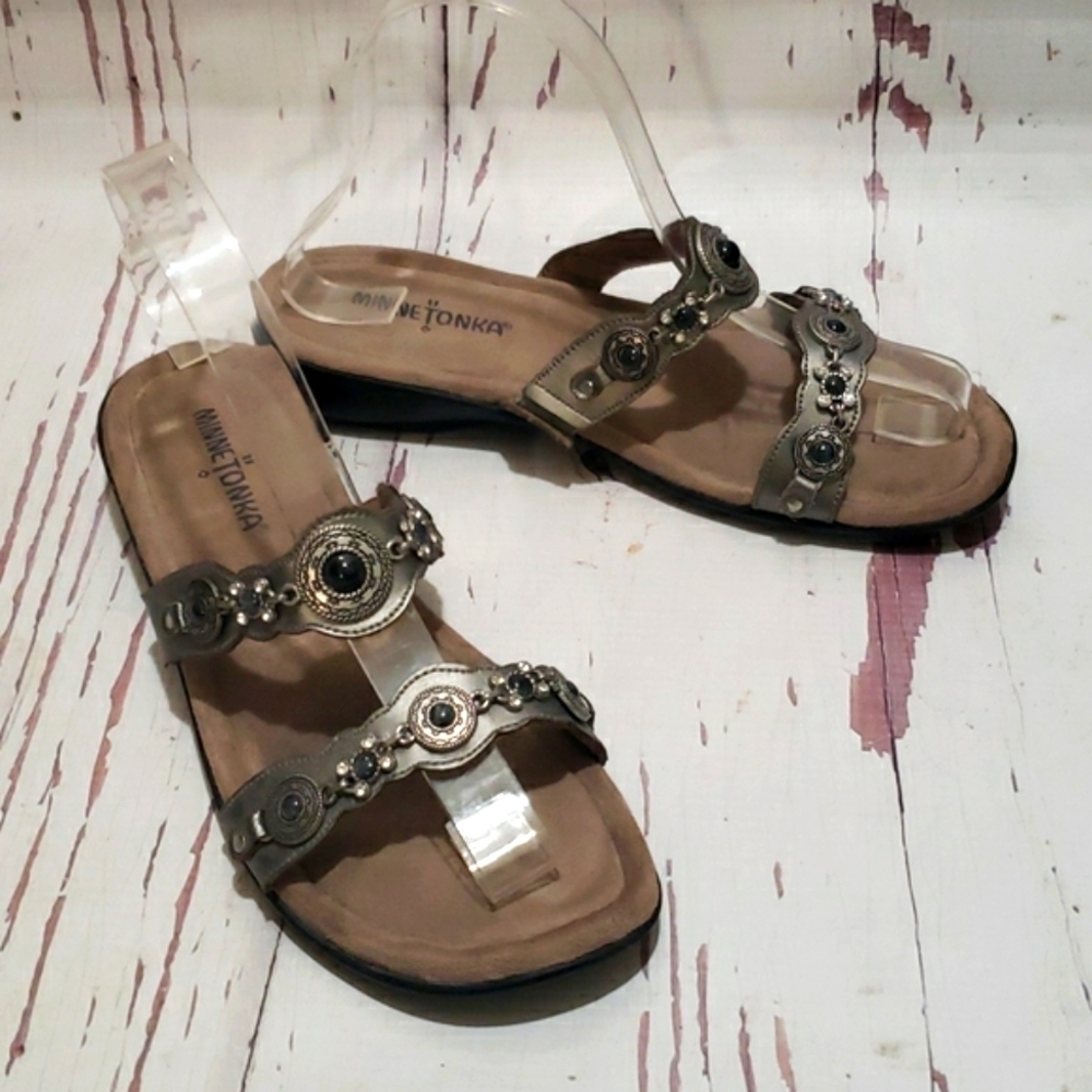 Minnetonka 8 gray silver metal beads sandals
